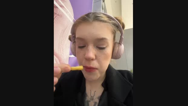 Honey___Hot StripChat Female 06-02-2025