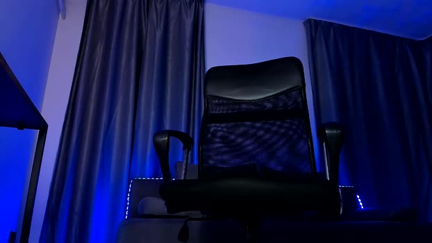 paris_lock 26-10-2025 video kissing