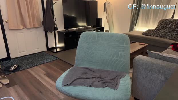 finnaugust 15-11-2025 video kissing